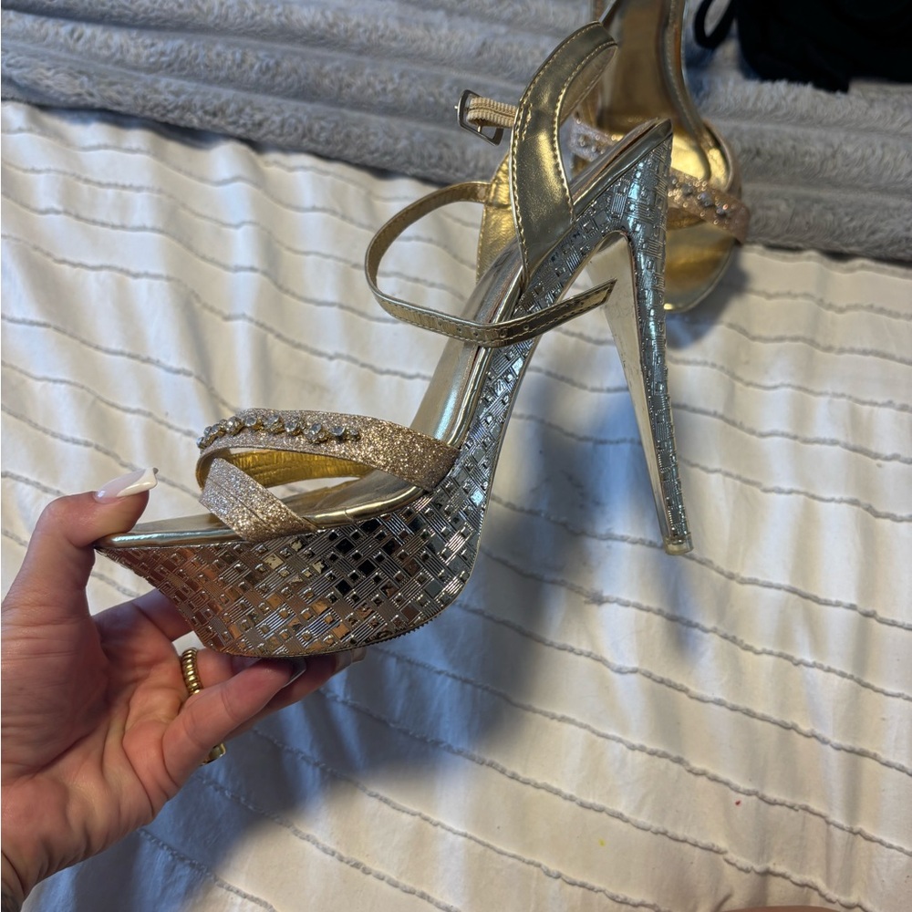 High Hill 8 .. True to size .. could fit a 7 1/2 to … worn 1 Time